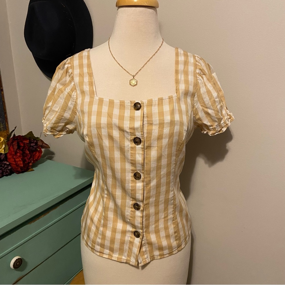 who whar wear yellow gingham square neck shirt